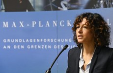 Emmanuelle Charpentier, uma das vencedoras do Nobel de Química de 2020, em coletiva de imprensa nesta quarta (7) em Berlim.
